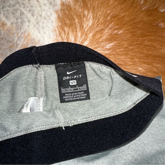 Nike kids leggings, Size 5/S - Picture 4 of 6